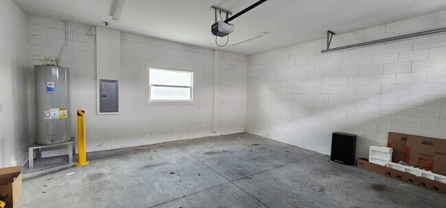 Building Photo - 2027 Peel Ave