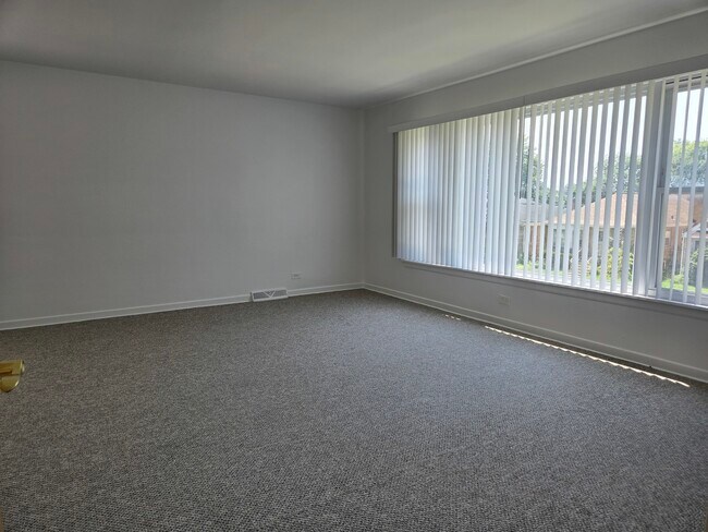 Building Photo - 6039 N Artesian Ave