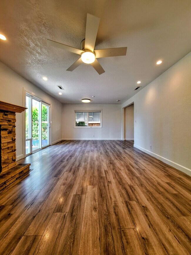 Building Photo - 10501 Observatory Dr