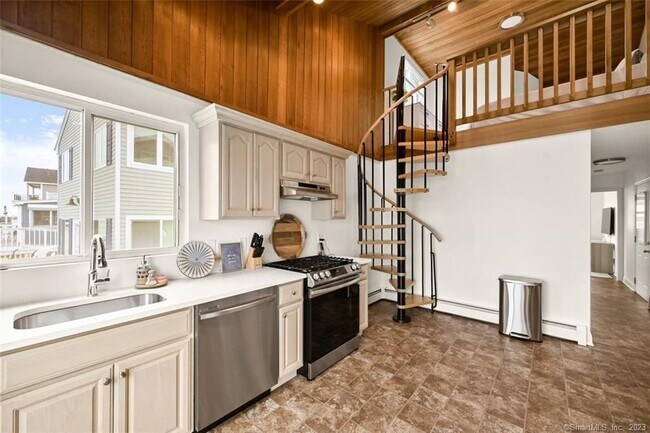 Building Photo - 43 Shoreline Dr