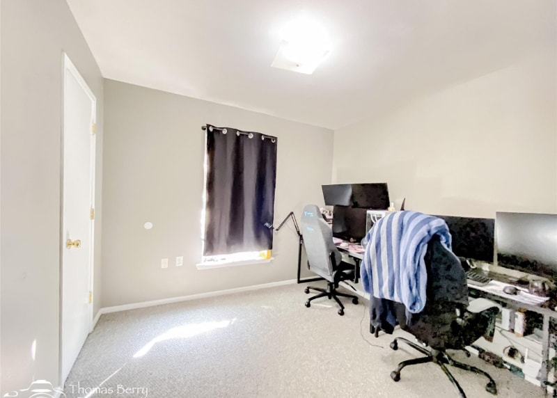 Building Photo - 342 Meander St