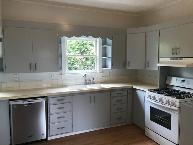 Building Photo - Available Now!! $500 off first month's rent - 2bed, 1 bath house