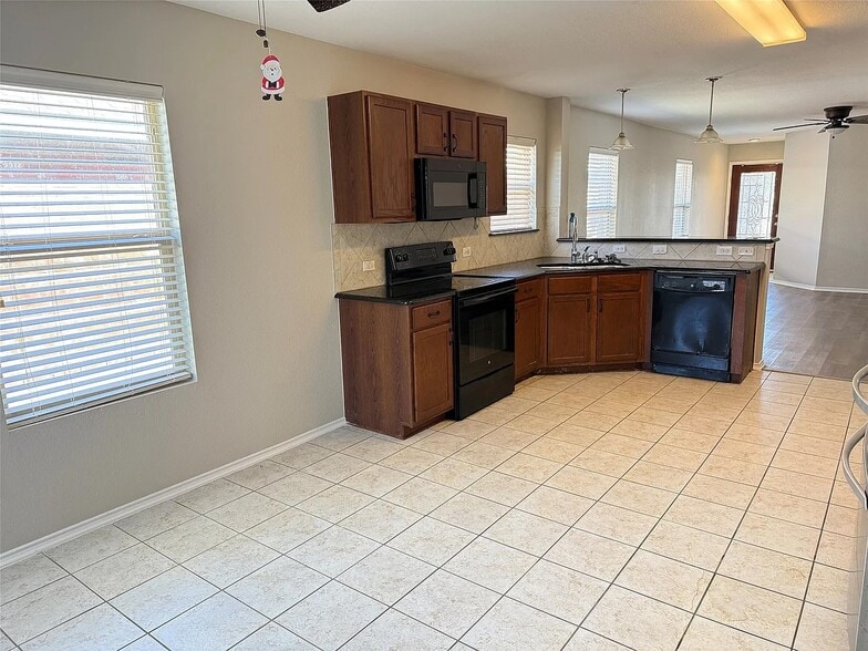 Building Photo - 8833 Quarry Ridge Trl