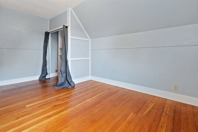 Building Photo - Spacious 4BR Turn-of-the-Century Charmer in the Heart of Bremerton!