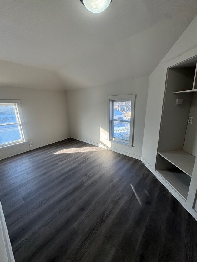 Building Photo - 315 Center St