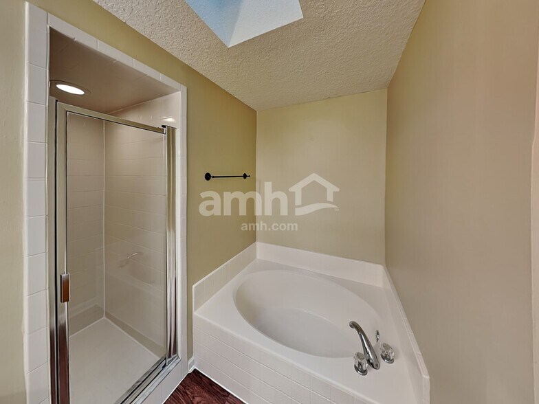 Building Photo - 2533 Royal Pointe Dr