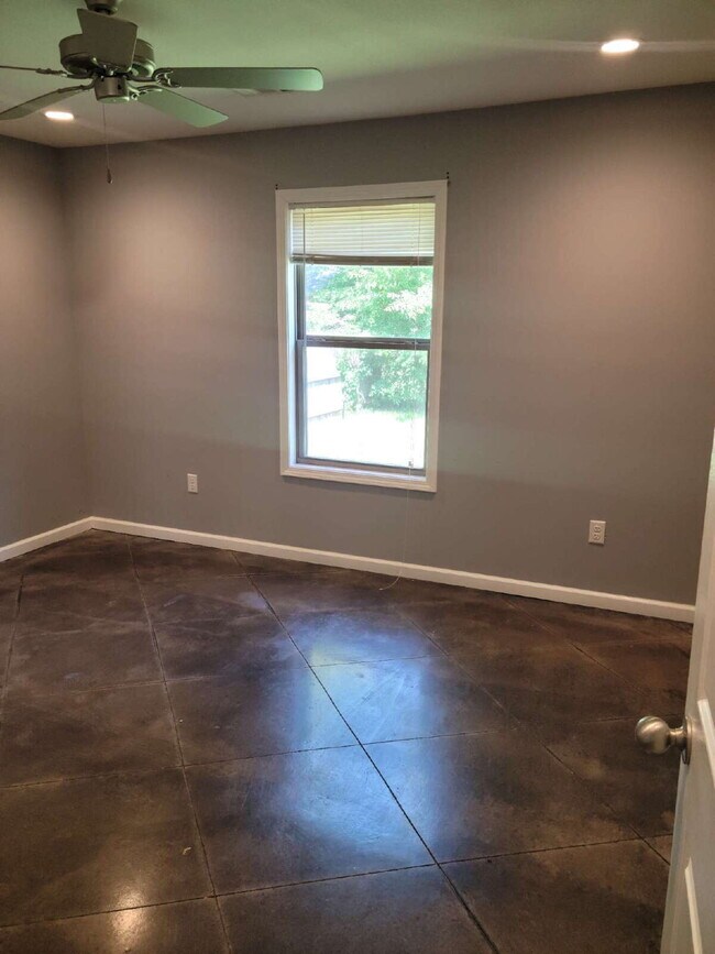 Building Photo - "Chic 2-Bedroom Duplex with Granite Elegance at 708-1 Freeman Street, Jonesboro!"