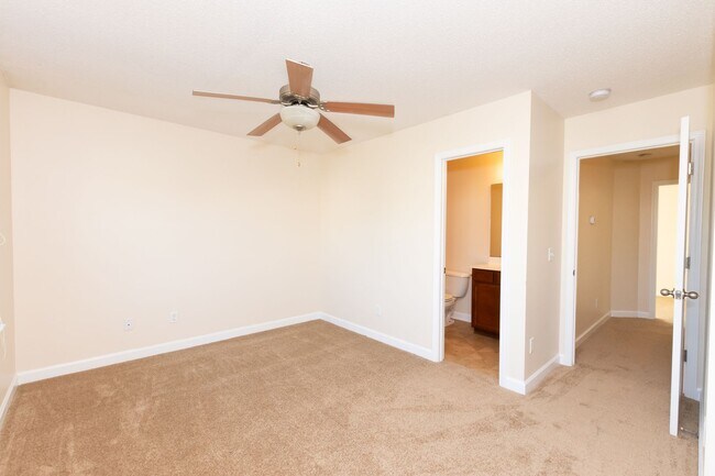 Building Photo - Looking for a townhome in Hubert?