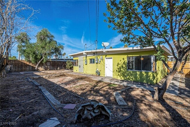 Building Photo - 1306 E Phillips Ave