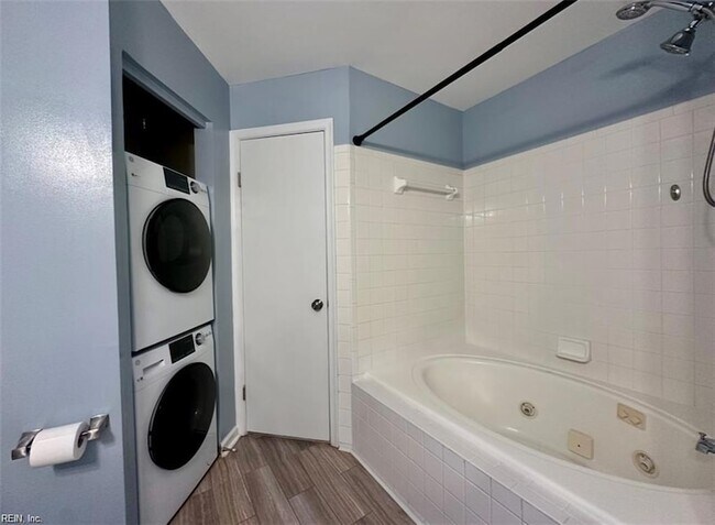 Building Photo - 4044 Laurel Green Cir