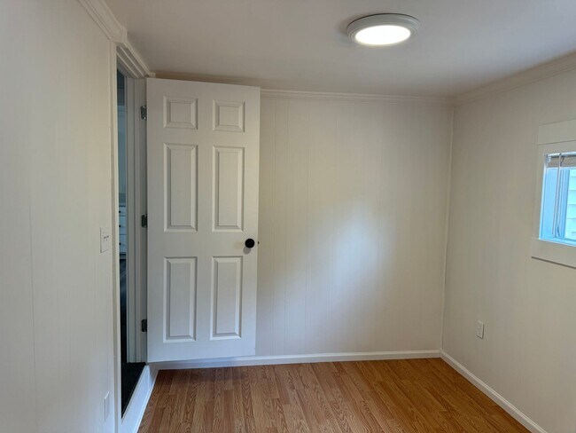 Building Photo - Updated 3 bedroom 2 bathroom duplex in his...