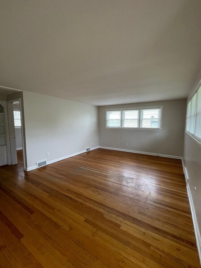 Building Photo - 2 Bedroom Ranch For Rent - Outer Comstock ...