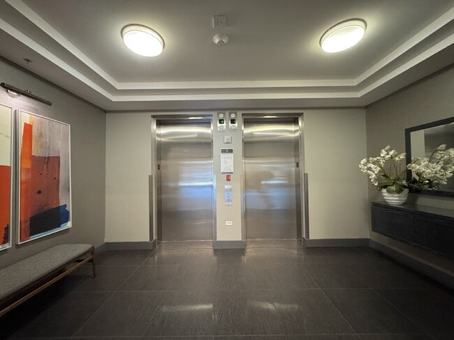 Building Photo - "Chic Urban Retreat: Stylish 1-Bed Condo with Hardwood Elegance in the Heart of Alexandria!"