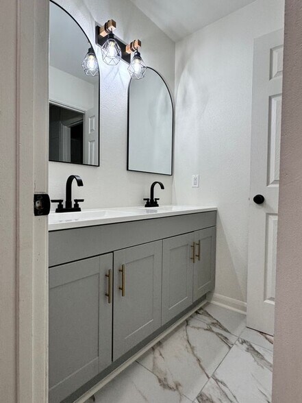 Building Photo - 1835 General Cleburne Ave