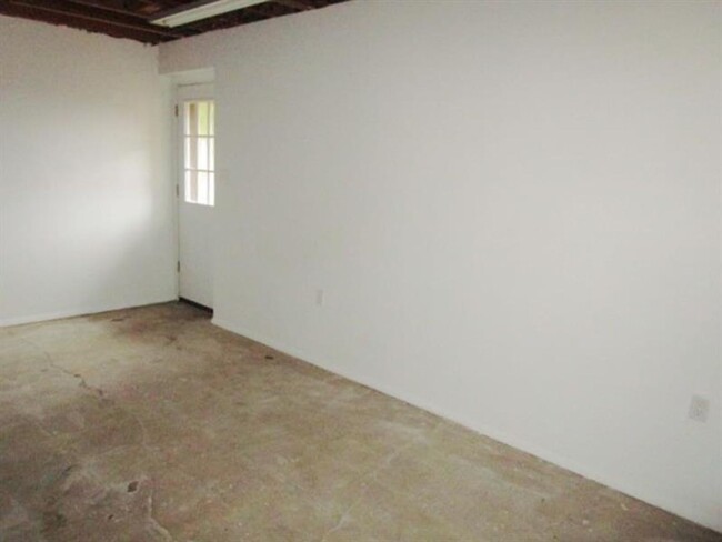 Building Photo - Spacious 3-Bedroom 1.5 bath Home with Fenc...