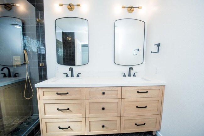 Building Photo - Eastside Costa Mesa Gem