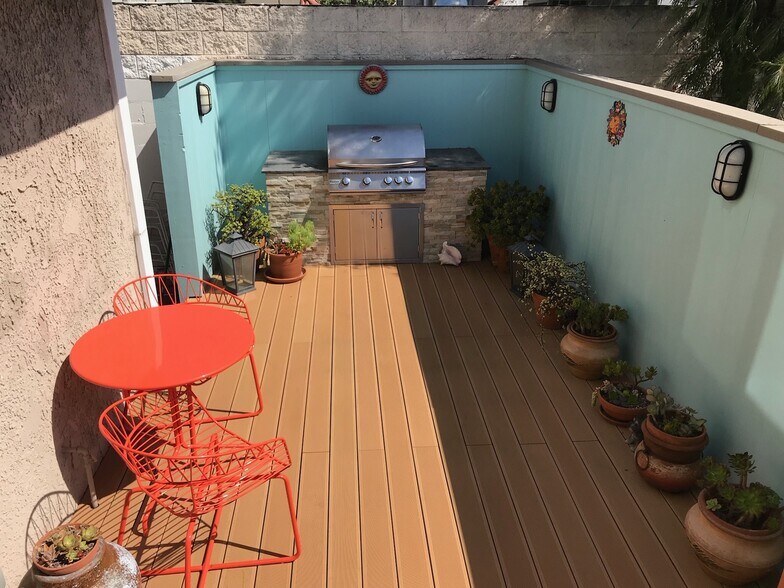 Outdoor Deck/Custom BBQ - 2289 190th St