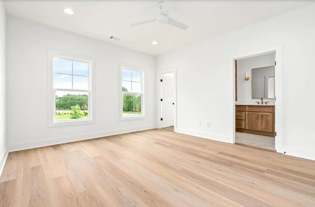 Building Photo - 580 Pride Ave