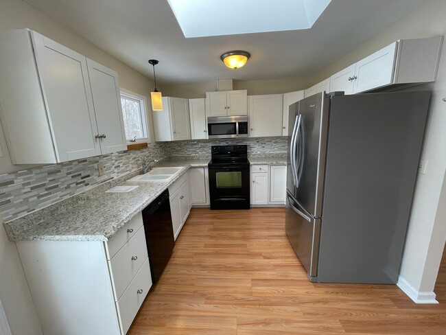 Building Photo - 3 Bedroom Home in South Anchorage!