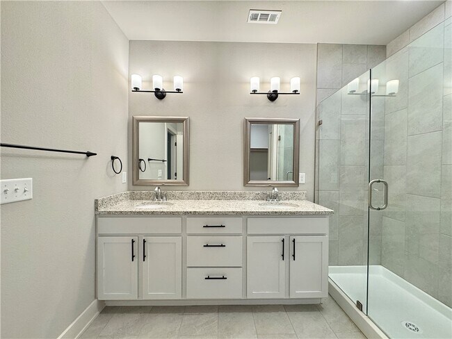 Building Photo - 832 NE Hts Ln