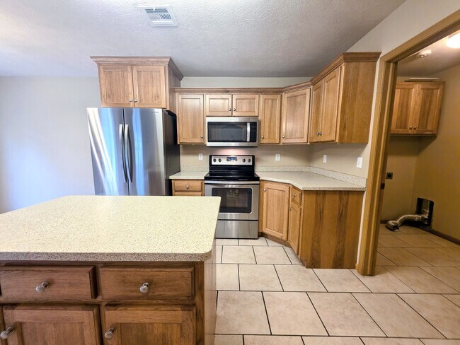 Building Photo - 606 Highland Ridge Dr