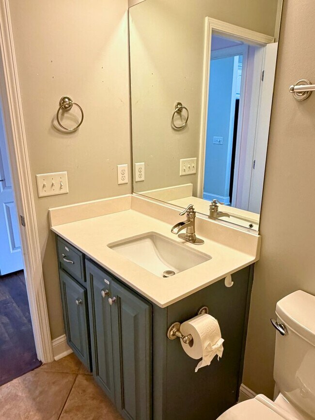 Building Photo - Rare find! 4/3 with amenities!