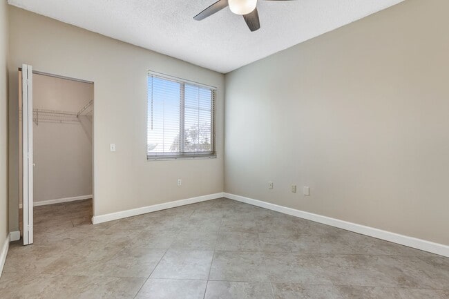 Building Photo - ** RESERVE AT NAPLES ** 3 BED / 2 BATH - TOP FLOOR CONDO - CENTRAL NAPLES - ANNUAL RENTAL