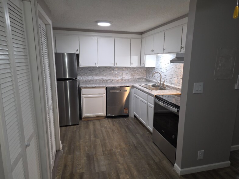 Building Photo - 734 N Country Acres Ave