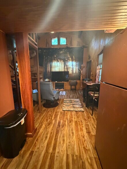 Building Photo - 9166 S Evans Ave