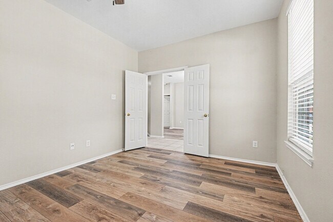 Building Photo - 1550 Charleston Dr