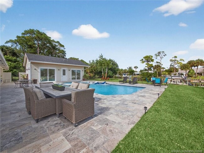 Building Photo - 724 NW Spruce Ridge Dr