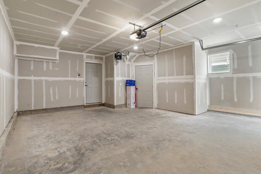 Building Photo - 940 Canter Dr