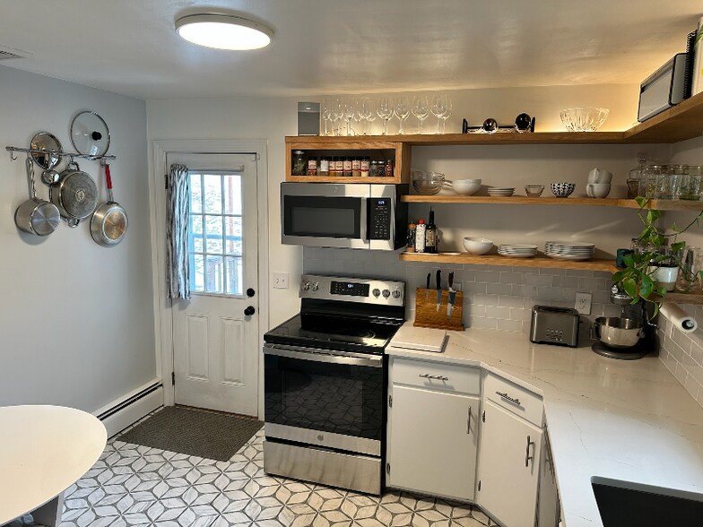 Building Photo - 4 Maplewood Dr