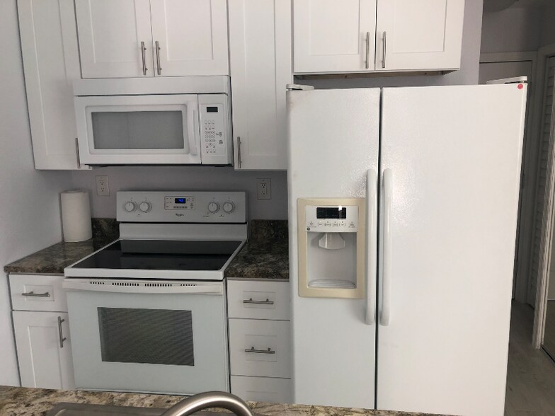 Building Photo - 2020 Lee Dr