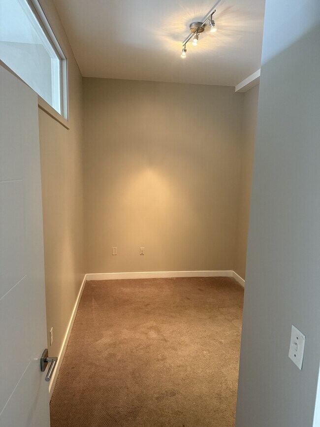 Building Photo - 99 W Main St