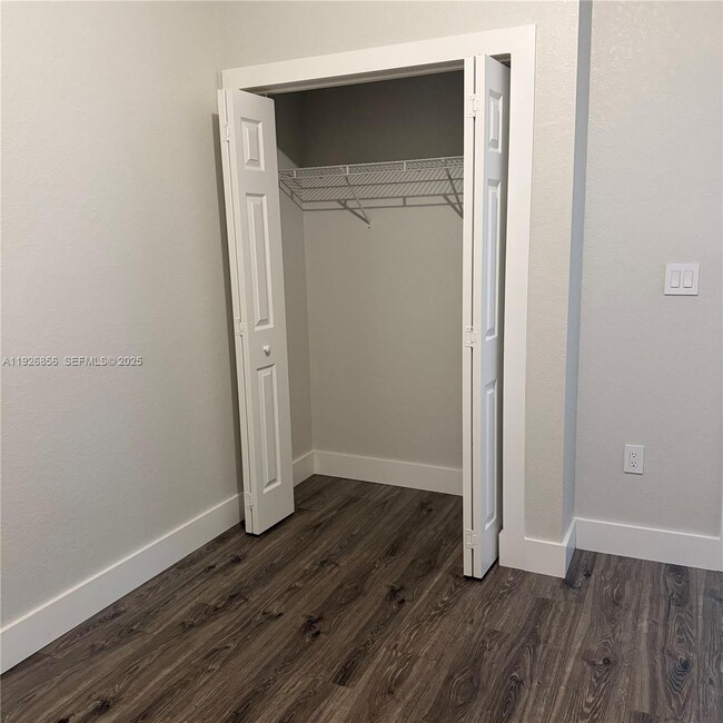 Building Photo - 10320 W 33rd Ln