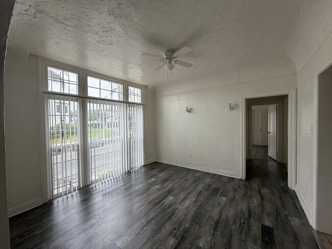 Building Photo - Mid-City 2 Bedroom 1 Bath Gem