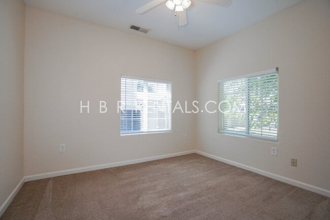 Building Photo - Charming 3-Bedroom Haven with 2 Full Baths...