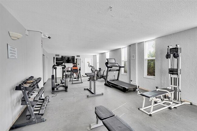 Building Photo - 801 S Ocean Dr