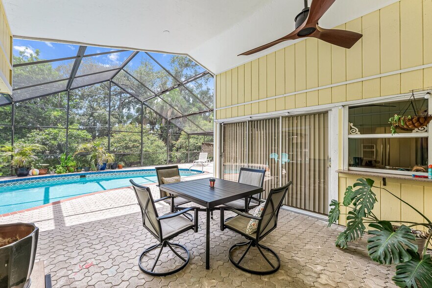 Building Photo - 10370 Main Dr