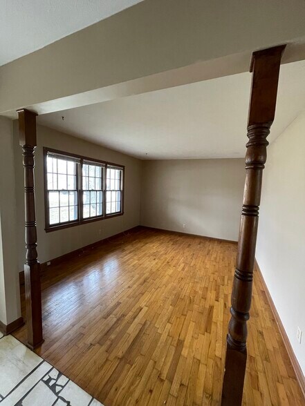 Building Photo - 1333 S Ventura Ave