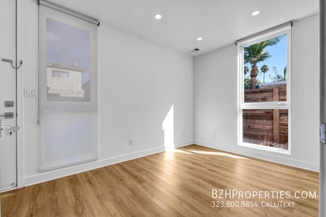 Building Photo - Gorgeous Modern Townhouse In Prime Mid-City