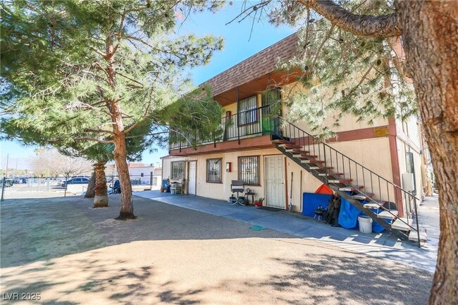 Building Photo - 1400 E Mesquite Ave