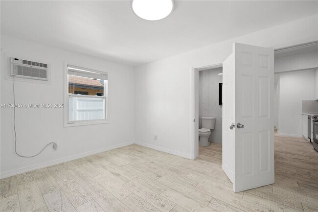 Building Photo - 1041 NE 9th Ave