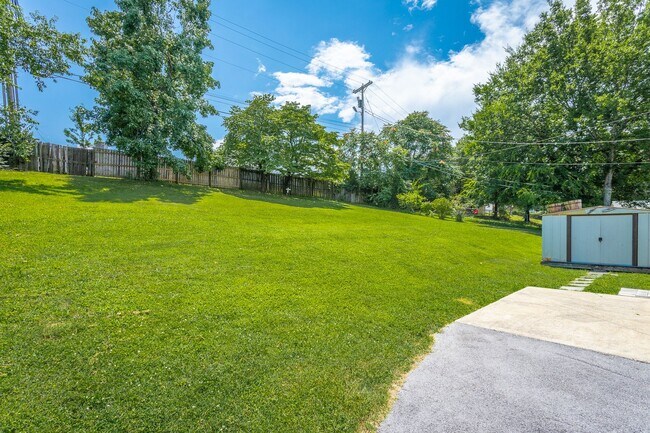 Building Photo - Newly Available! 2 Bedroom 1 Bathroom in the Heart of Hixson!