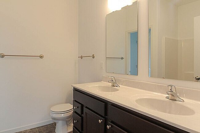 Building Photo - 4 Bedroom, 3 bath close to University.
