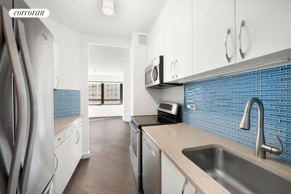 Building Photo - 240 E 47th St