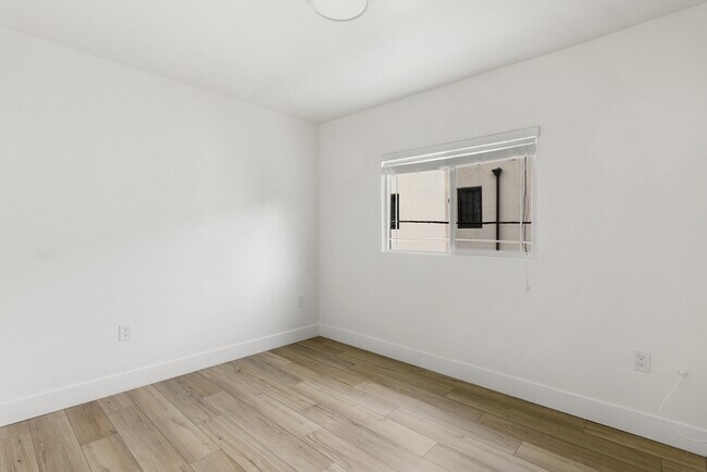 Building Photo - 743 3/4 Occidental Blvd