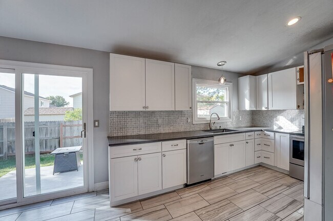 Building Photo - Cute 3 Bedroom 2 Bathroom Home