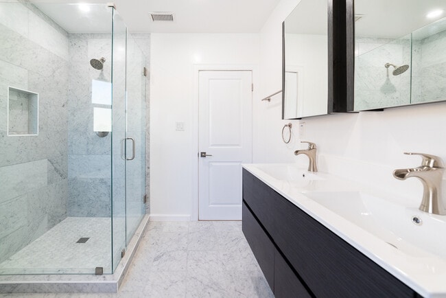 Building Photo - 5065 Edgewood Pl